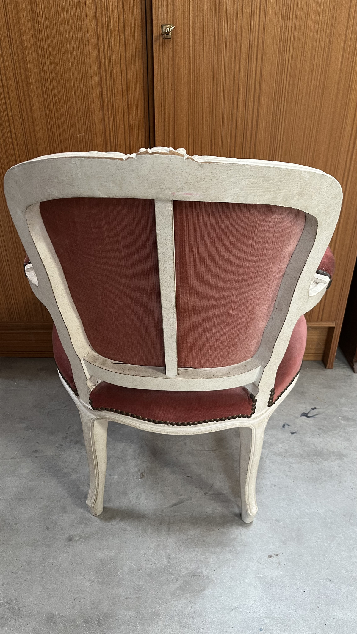 Fauteuil cabriolet de style Louis XV en bois blanc et velours rose