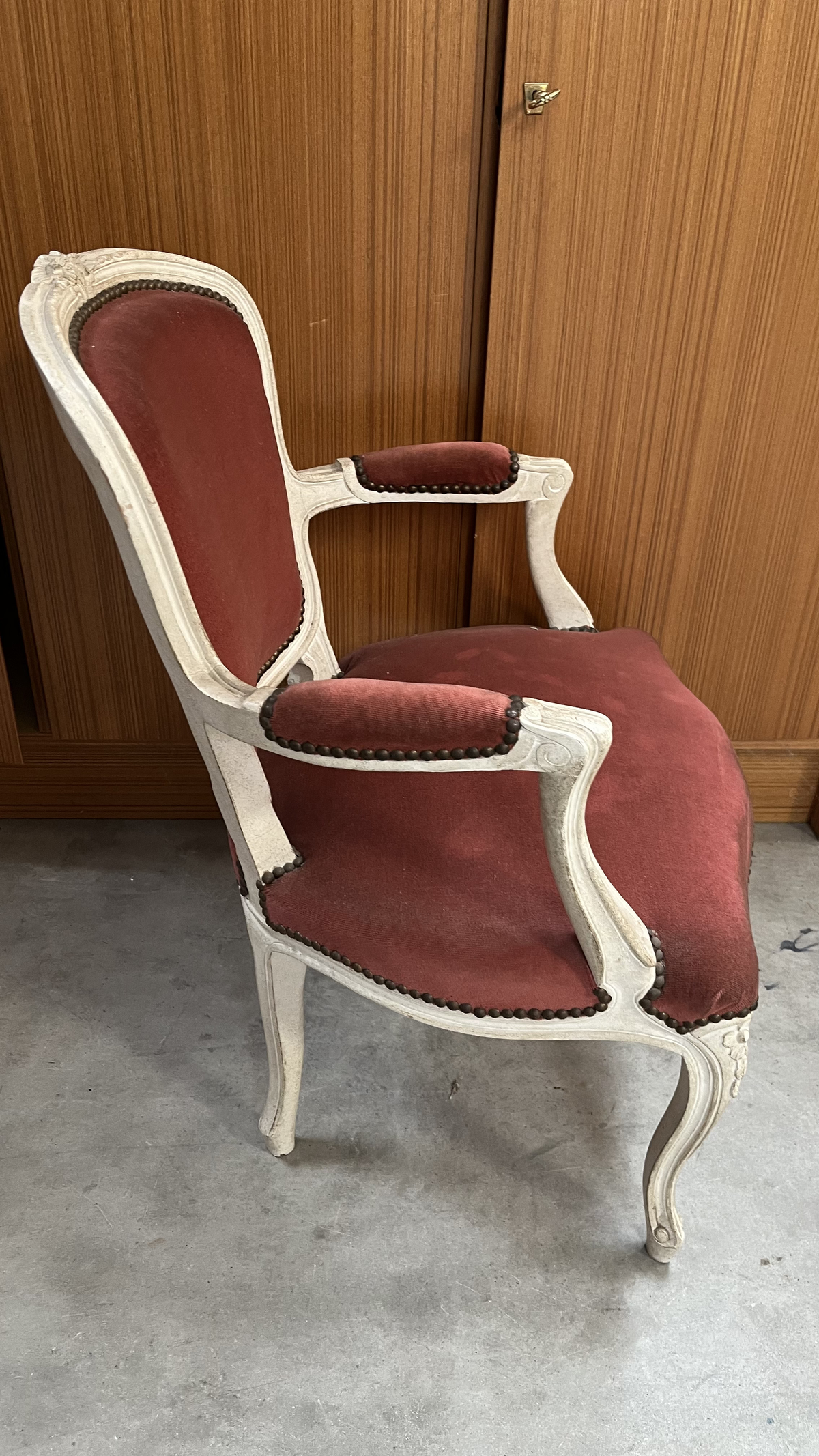 Fauteuil cabriolet de style Louis XV en bois blanc et velours rose