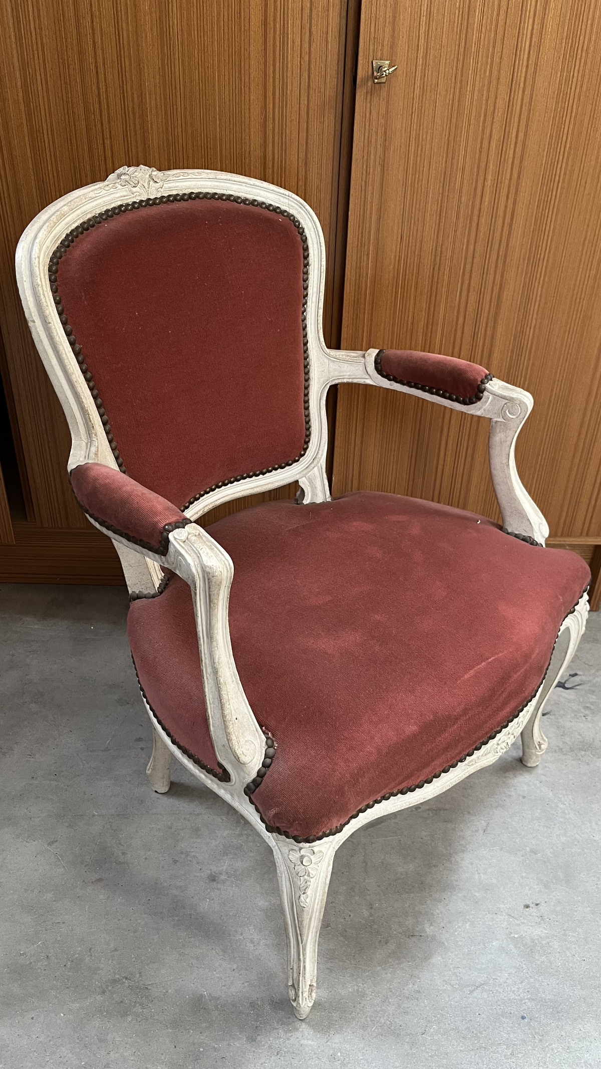 Fauteuil cabriolet de style Louis XV en bois blanc et velours rose