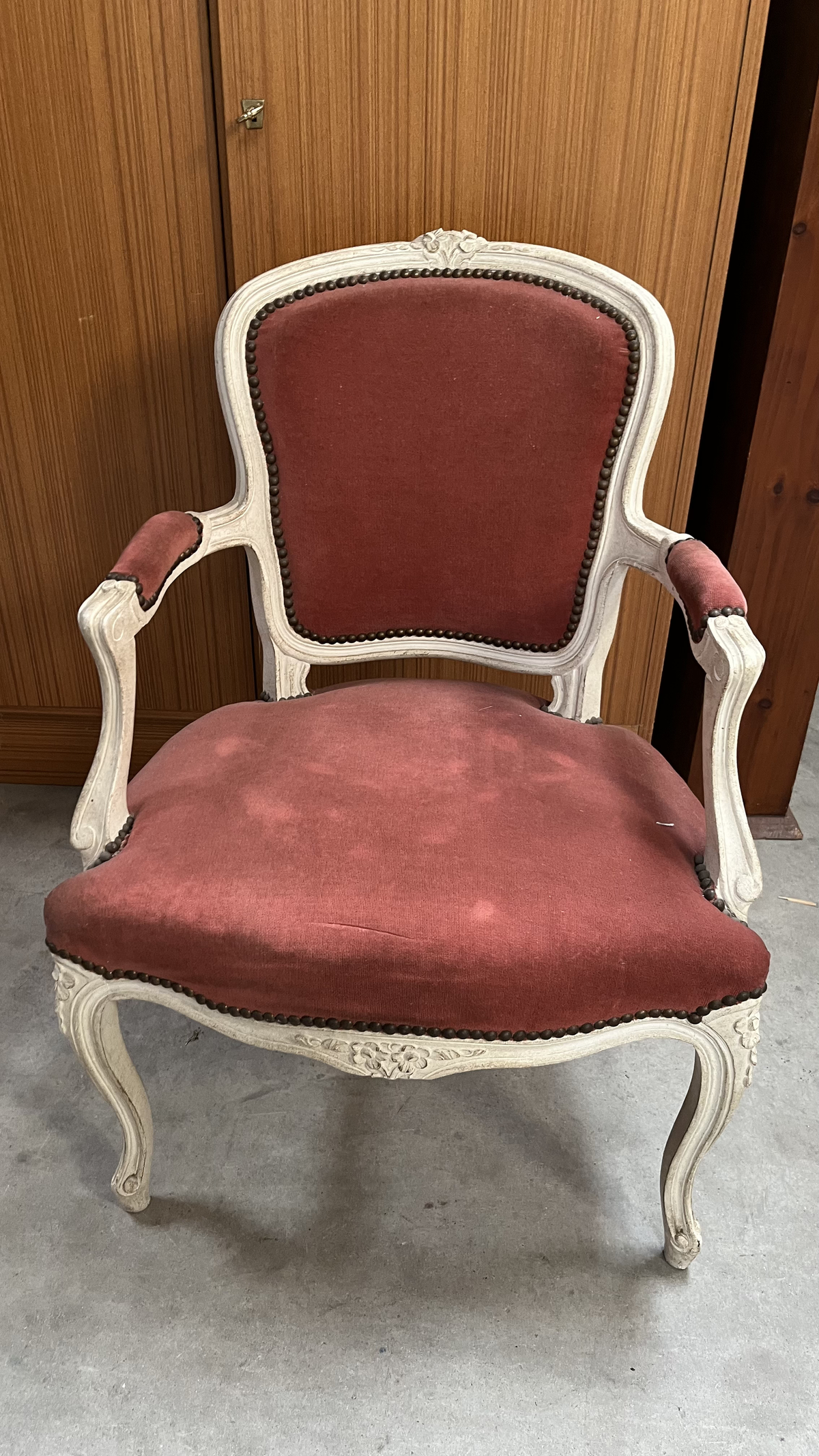 Fauteuil cabriolet de style Louis XV en bois blanc et velours rose