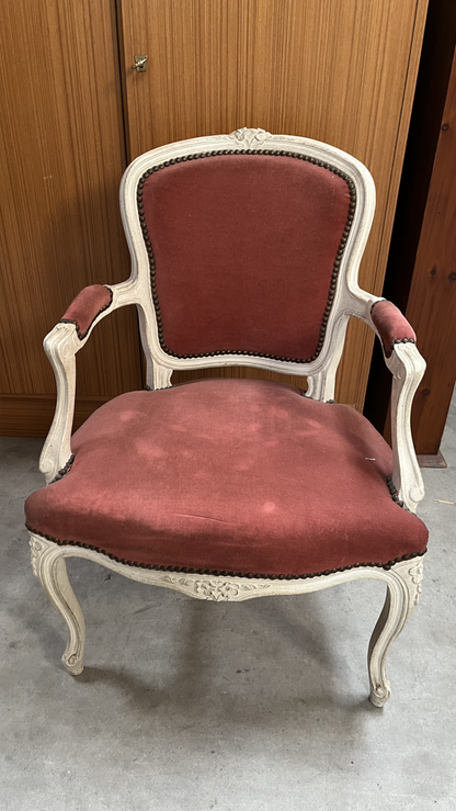 Fauteuil cabriolet de style Louis XV en bois blanc et velours rose