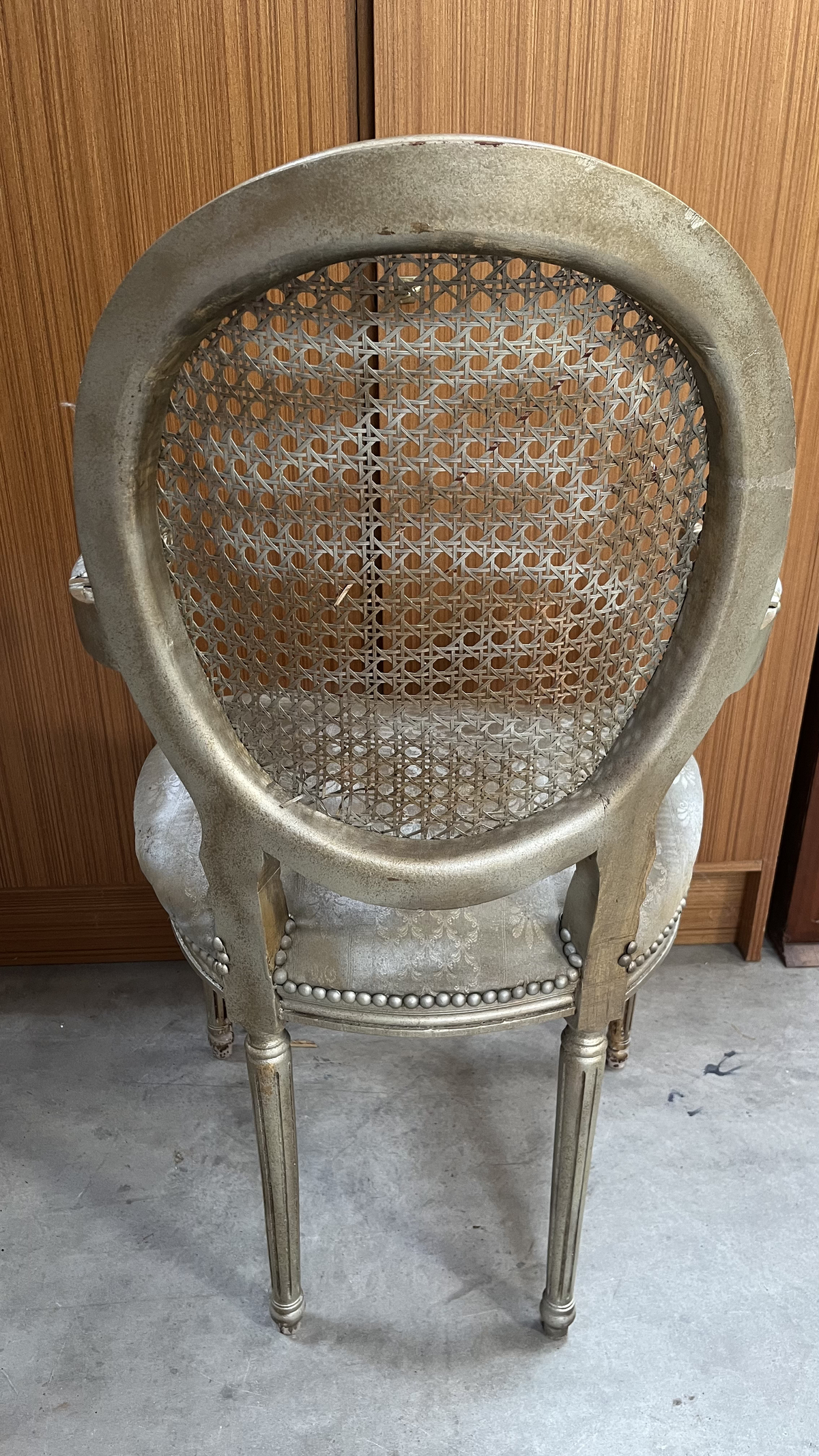 Fauteuil médaillon de style Louis XVI à dossier canné