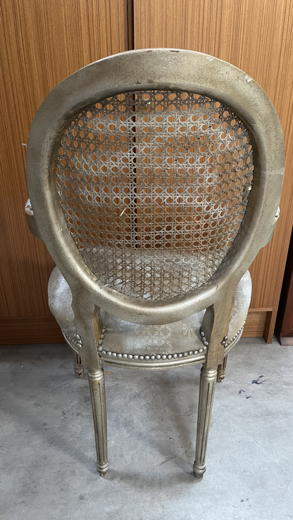 Fauteuil médaillon de style Louis XVI à dossier canné