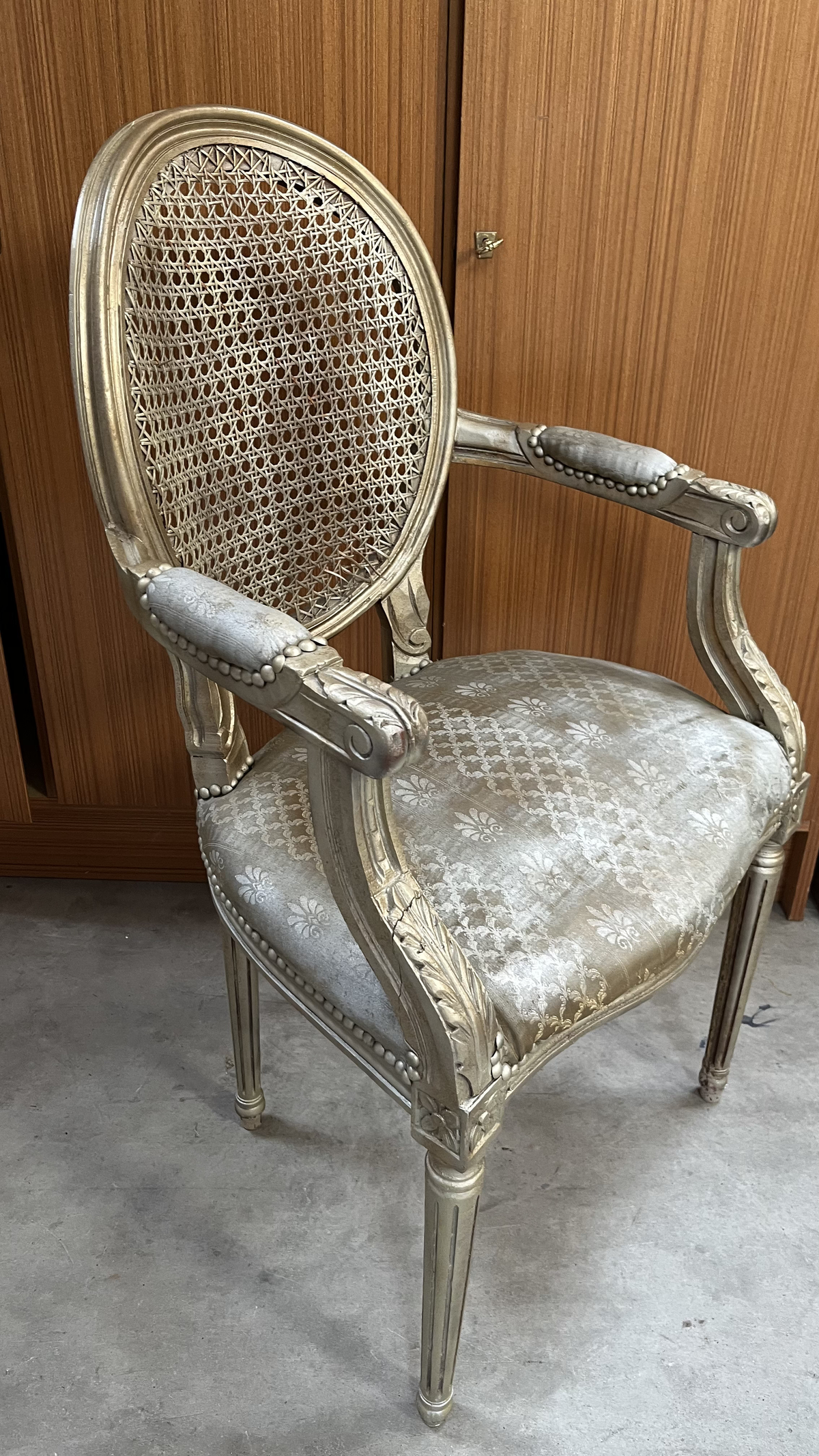 Fauteuil médaillon de style Louis XVI à dossier canné