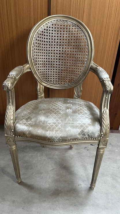 Fauteuil médaillon de style Louis XVI à dossier canné