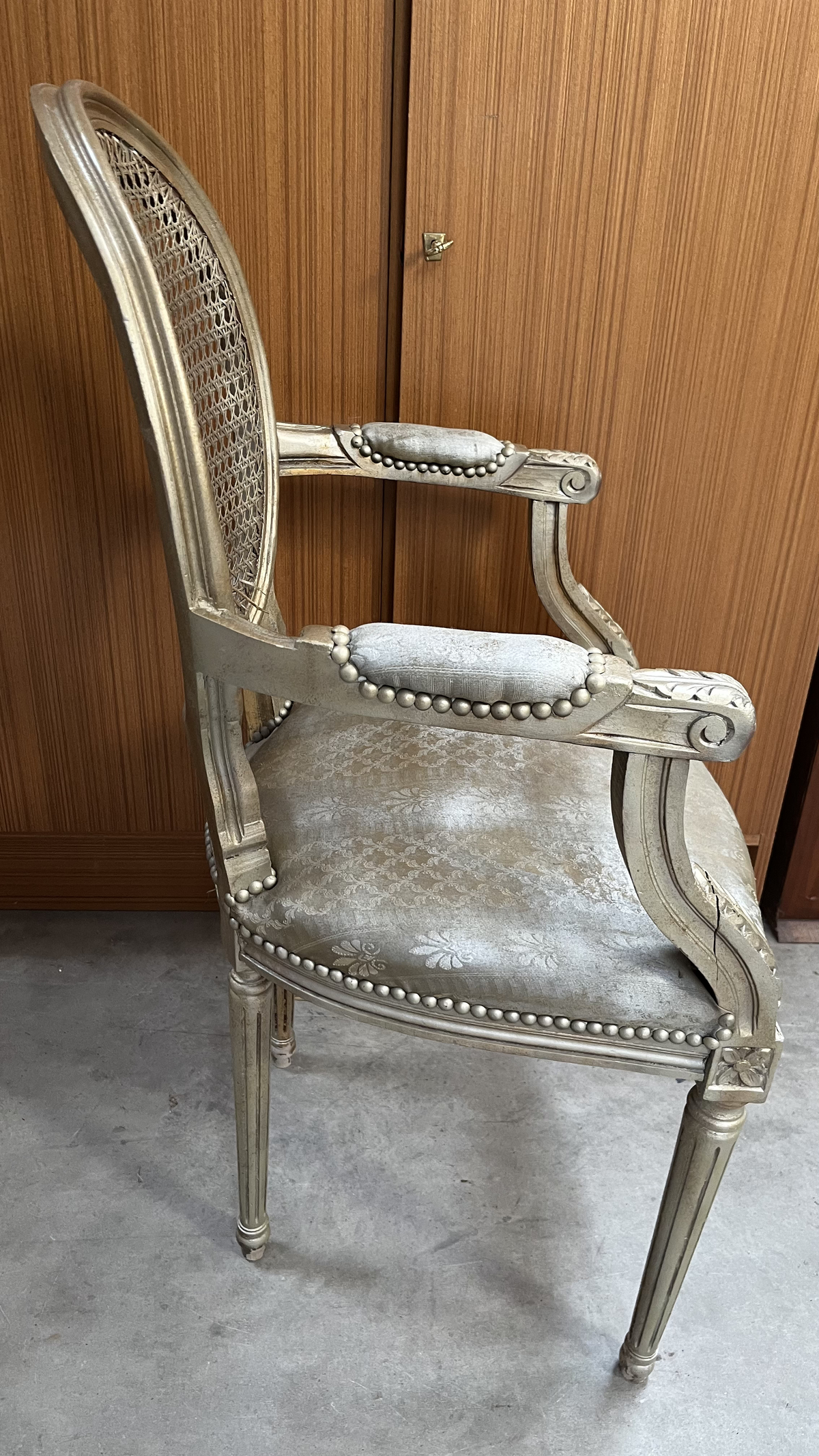 Fauteuil médaillon de style Louis XVI à dossier canné