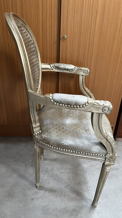 Fauteuil médaillon de style Louis XVI à dossier canné