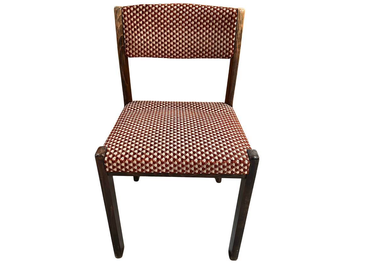 Chaise en bois foncé et tissu rouge à motifs