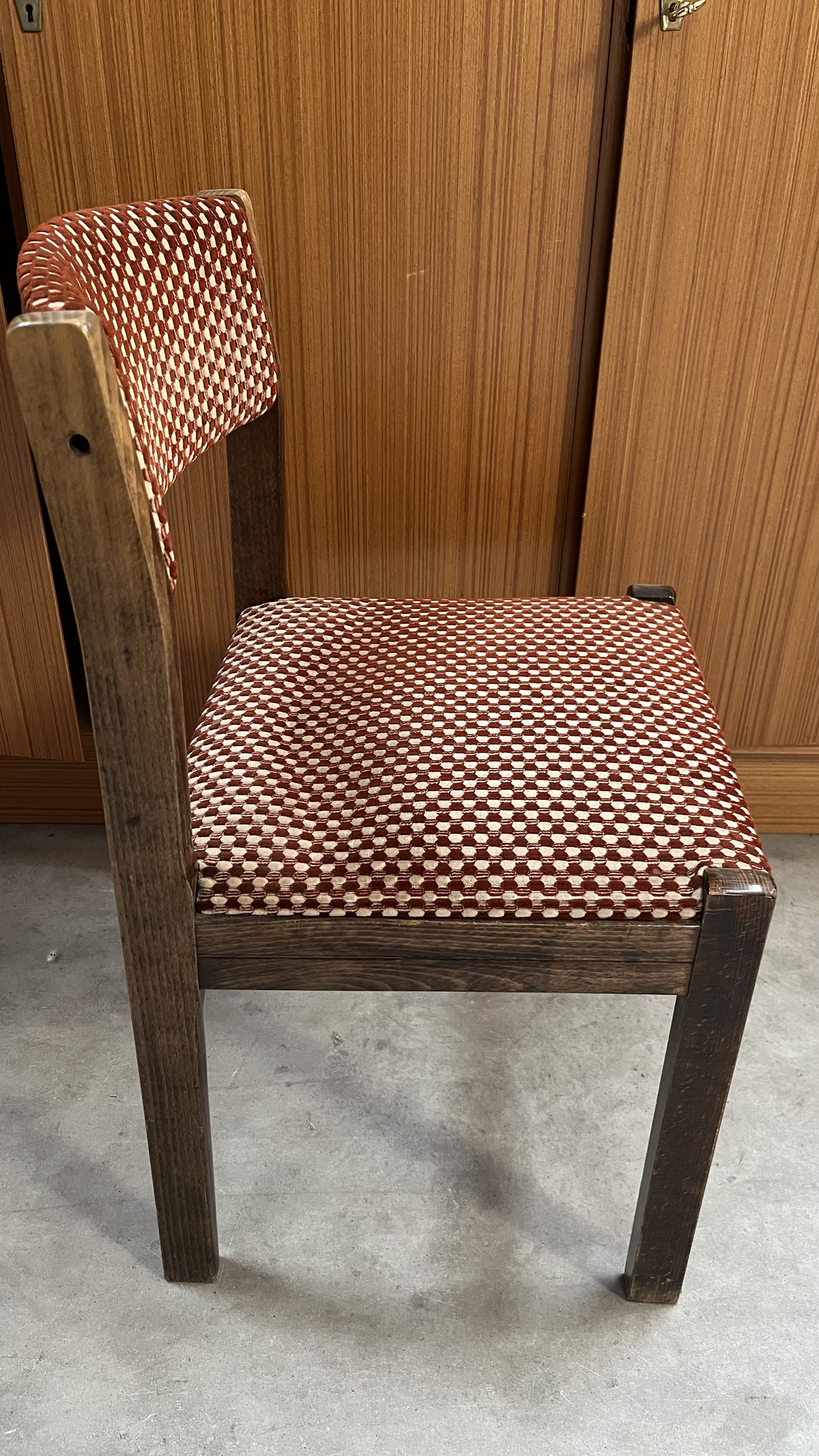 Chaise en bois foncé et tissu rouge à motifs
