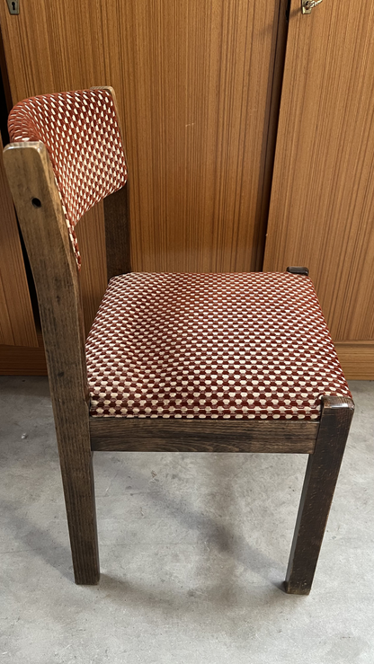 Chaise en bois foncé et tissu rouge à motifs