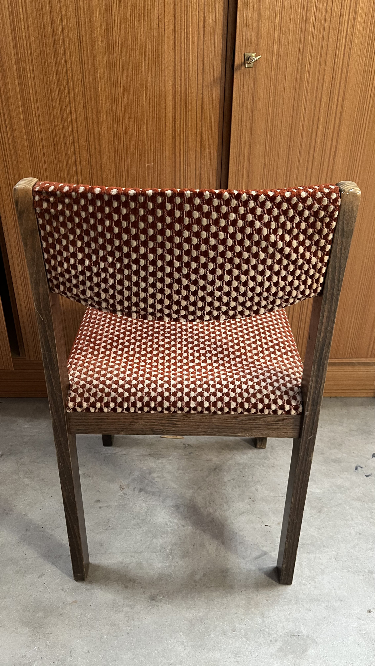 Chaise en bois foncé et tissu rouge à motifs