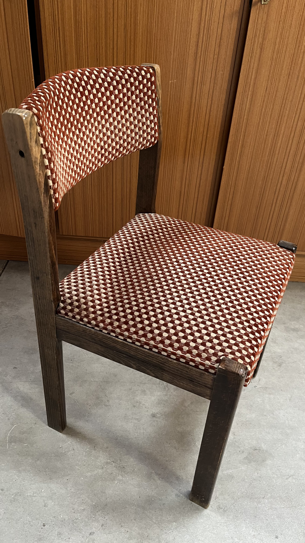 Chaise en bois foncé et tissu rouge à motifs