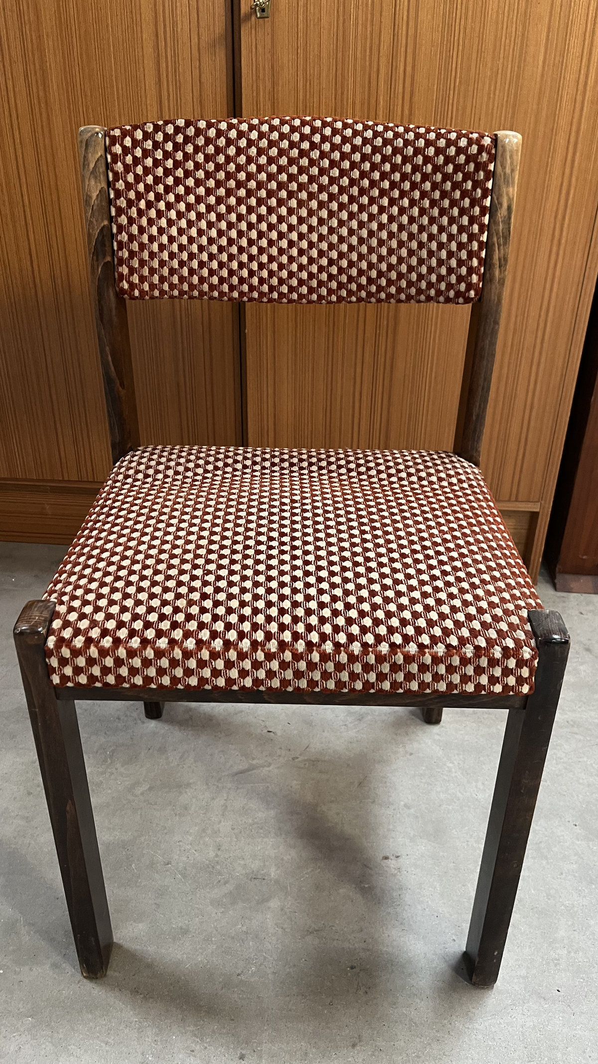 Chaise en bois foncé et tissu rouge à motifs