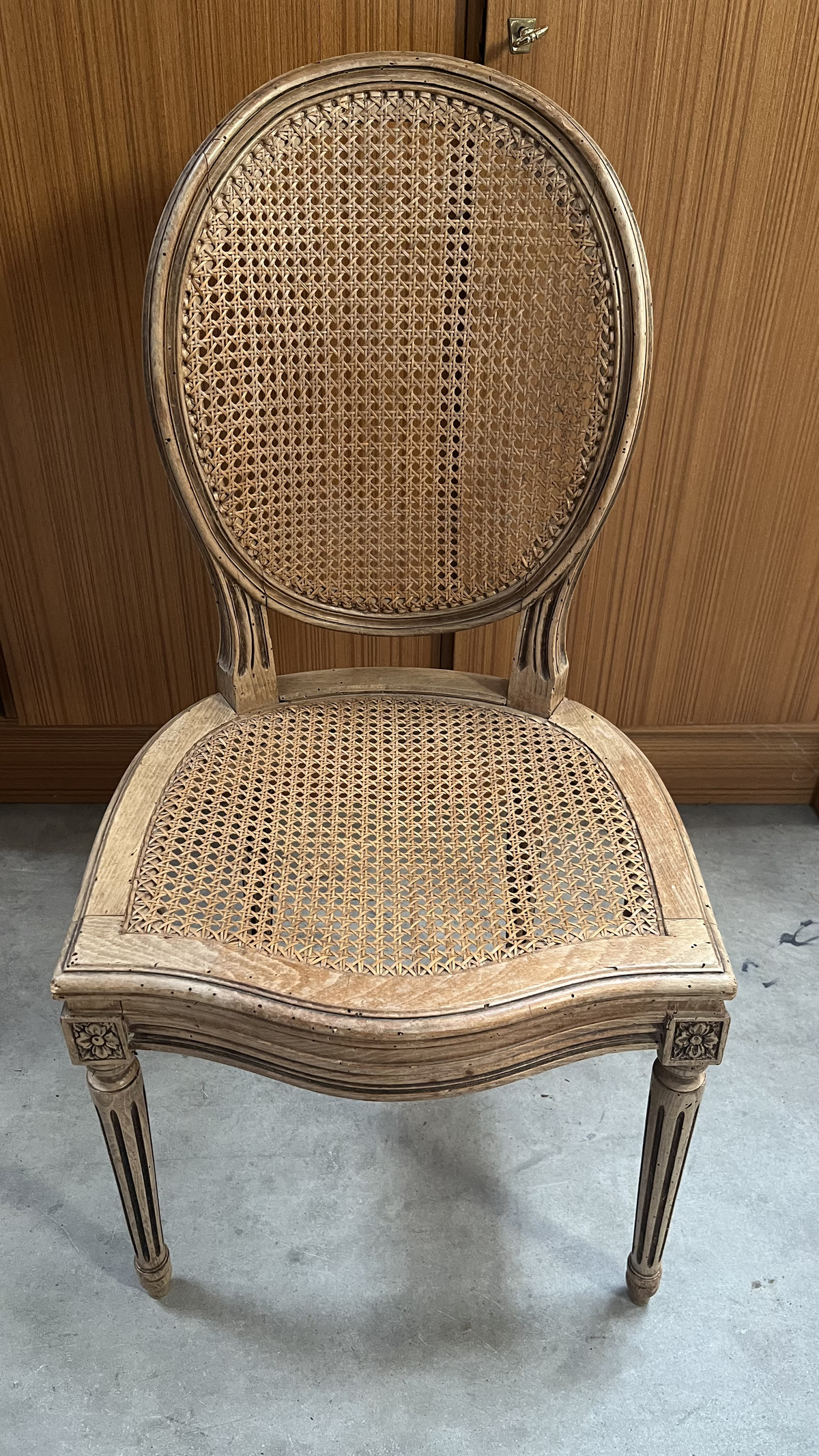 Chaise médaillon de style Louis XVI cannée