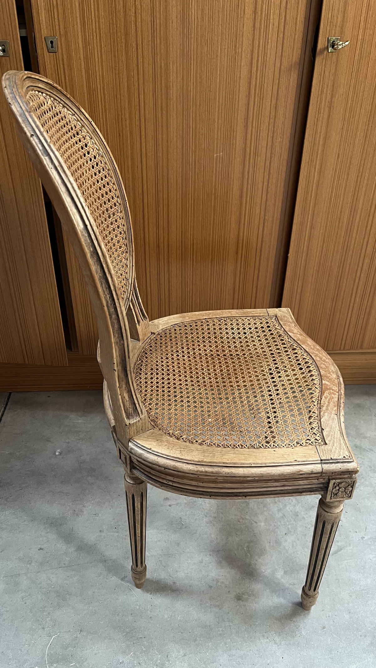 Chaise médaillon de style Louis XVI cannée