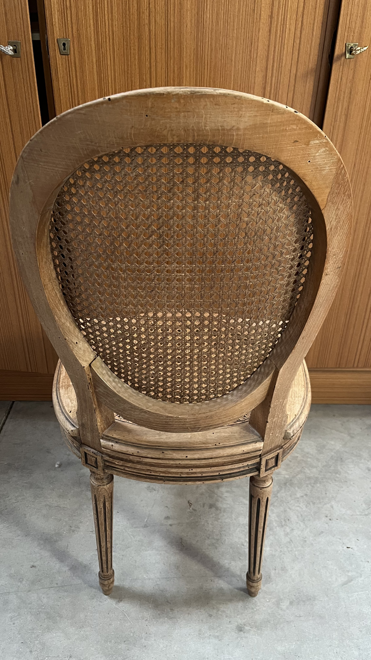 Chaise médaillon de style Louis XVI cannée