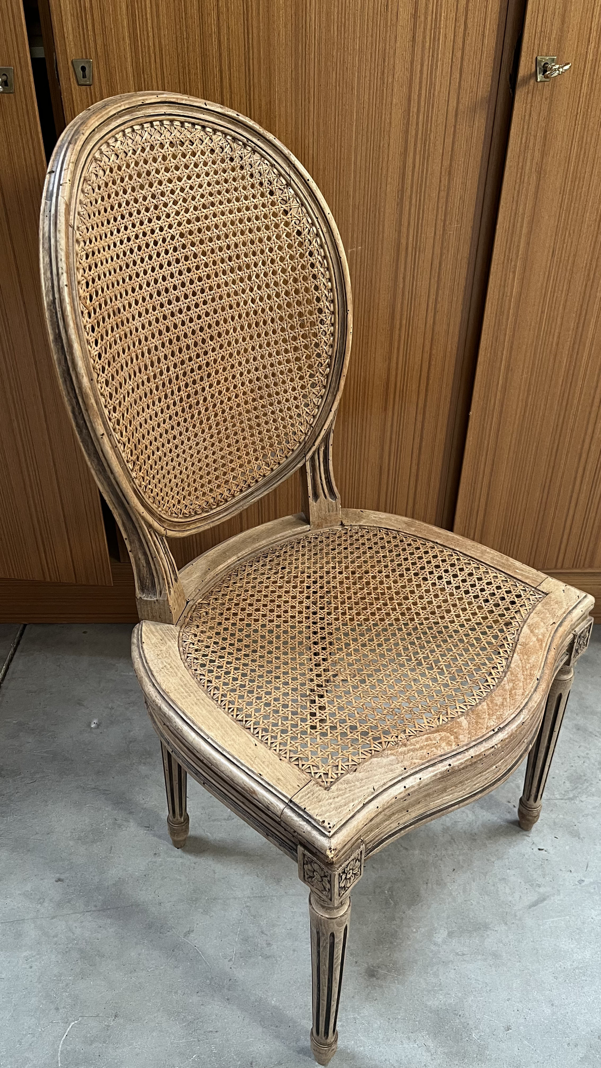 Chaise médaillon de style Louis XVI cannée