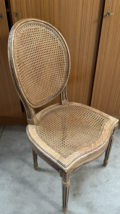 Chaise médaillon de style Louis XVI cannée