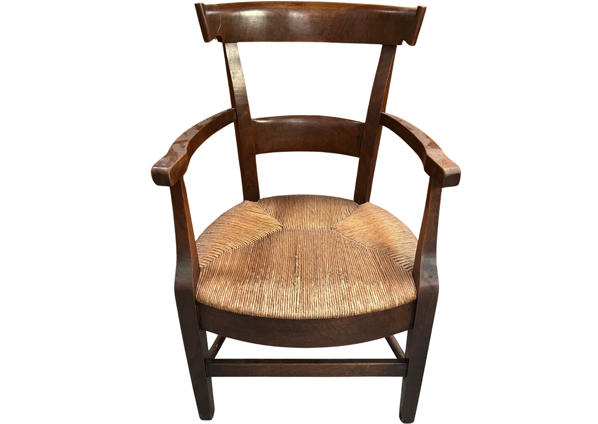 Fauteuil rustique en bois foncé à assise paillée
