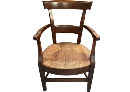 Fauteuil rustique en bois foncé à assise paillée