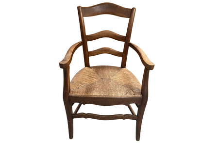 Fauteuil rustique en bois à dossier à barrettes et assise paillée