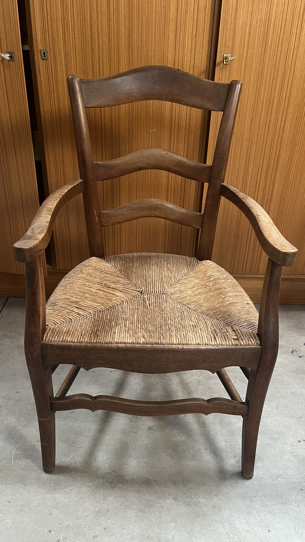 Fauteuil rustique en bois à dossier à barrettes et assise paillée