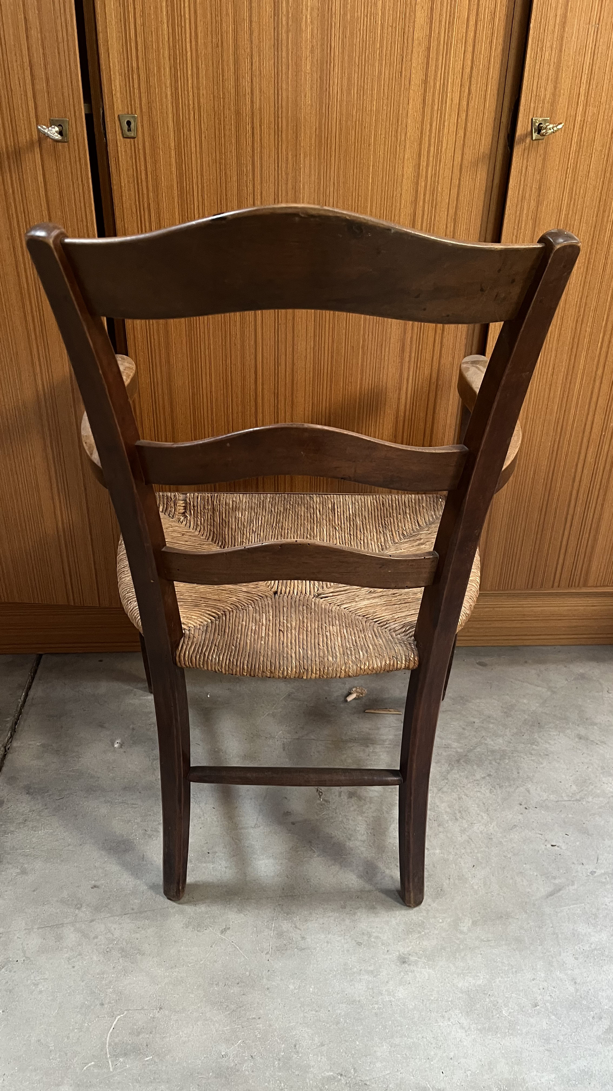 Fauteuil rustique en bois à dossier à barrettes et assise paillée
