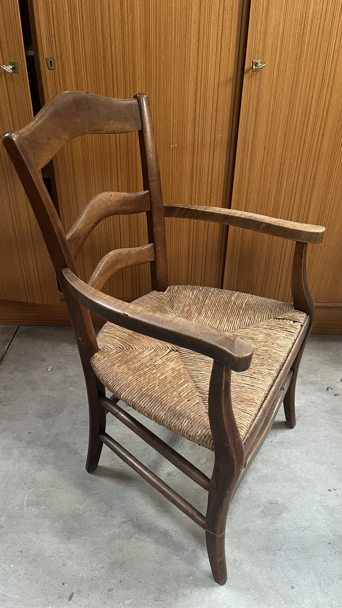 Fauteuil rustique en bois à dossier à barrettes et assise paillée