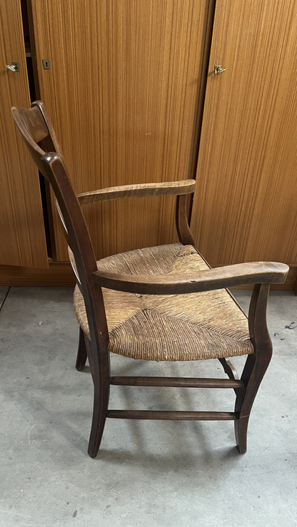Fauteuil rustique en bois à dossier à barrettes et assise paillée