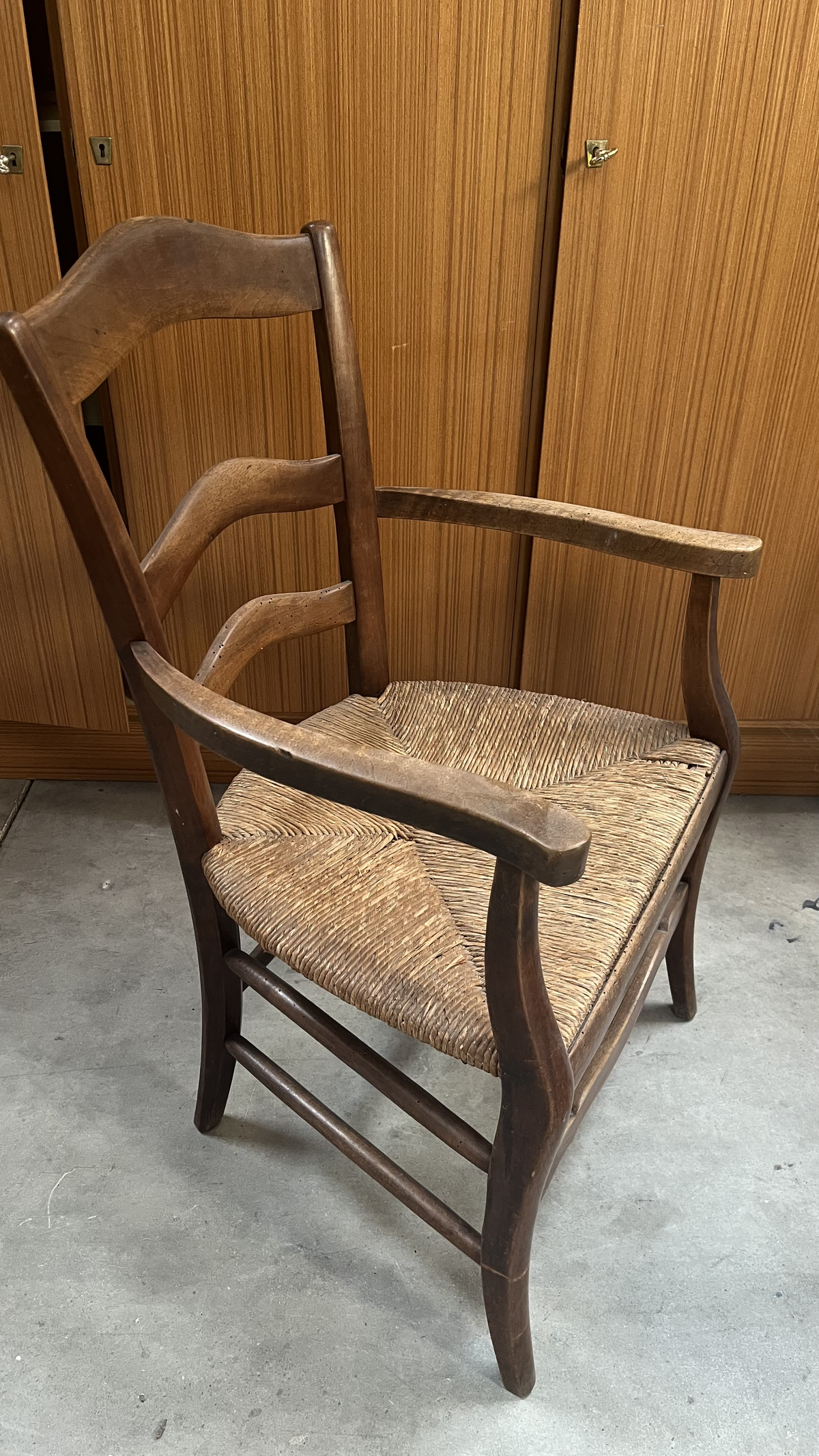 Fauteuil rustique en bois à dossier à barrettes et assise paillée