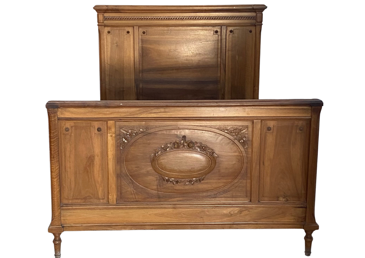 Lit ancien en bois sculpté (140 × 190 cm)