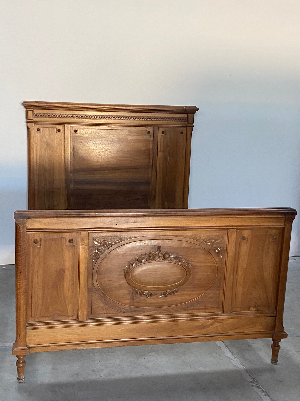 Lit ancien en bois sculpté (140 × 190 cm)