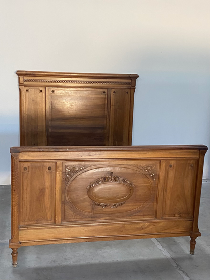 Lit ancien en bois sculpté (140 × 190 cm)