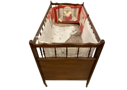 Lit d'enfant en bois foncé à barreaux (L 130 × P 67 × H 88 cm)