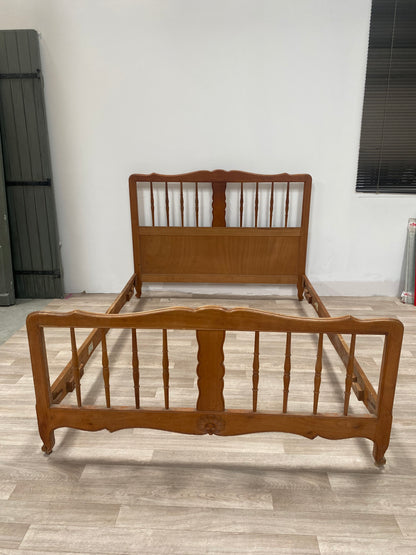 Lit en bois à barreaux tournés (140 × 190 cm)