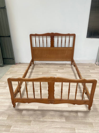 Lit en bois à barreaux tournés (140 × 190 cm)