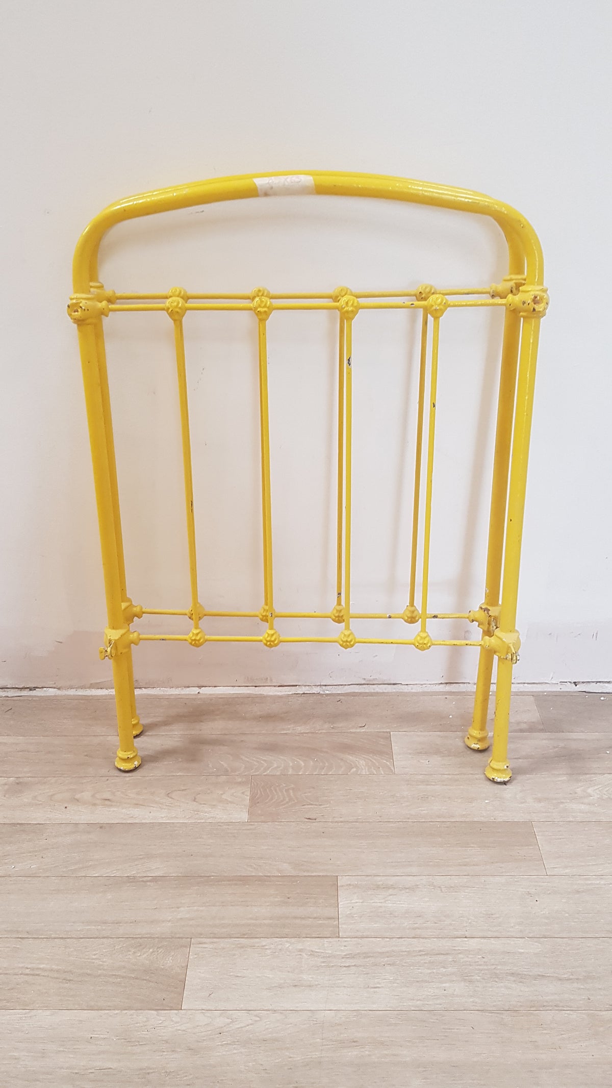 Lit en métal jaune