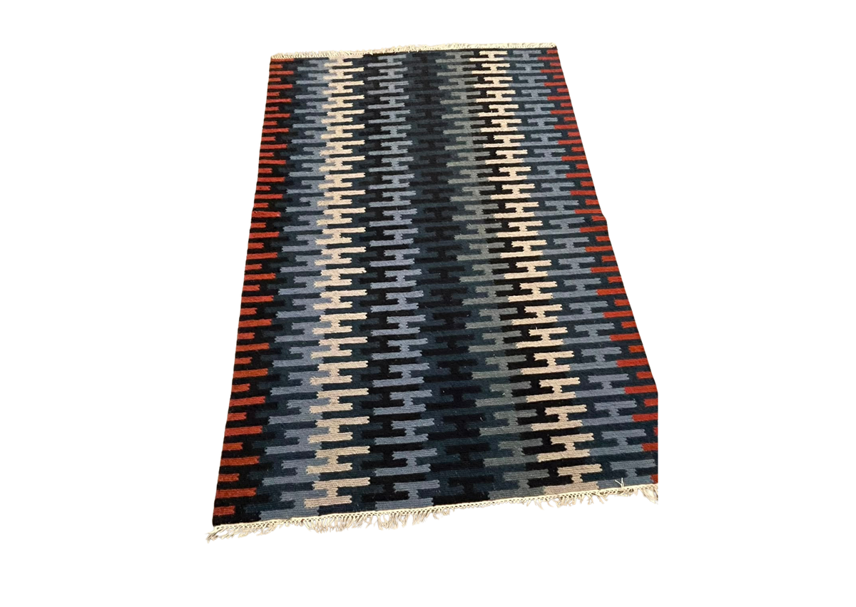 Tapis tissé à plat à zigzags noirs, gris et rouges (L 237 × P 170 cm)