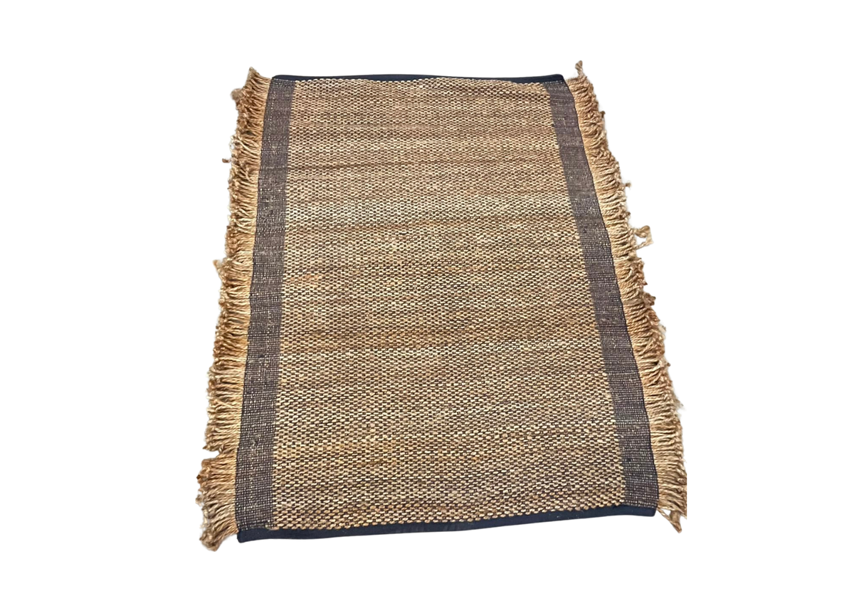 Tapis rectangulaire en jute à bordure foncée et franges