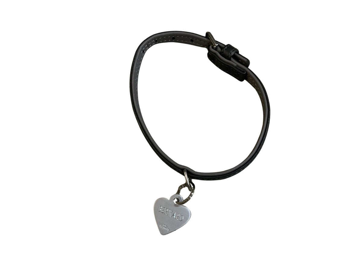 Collier noir à médaille cœur