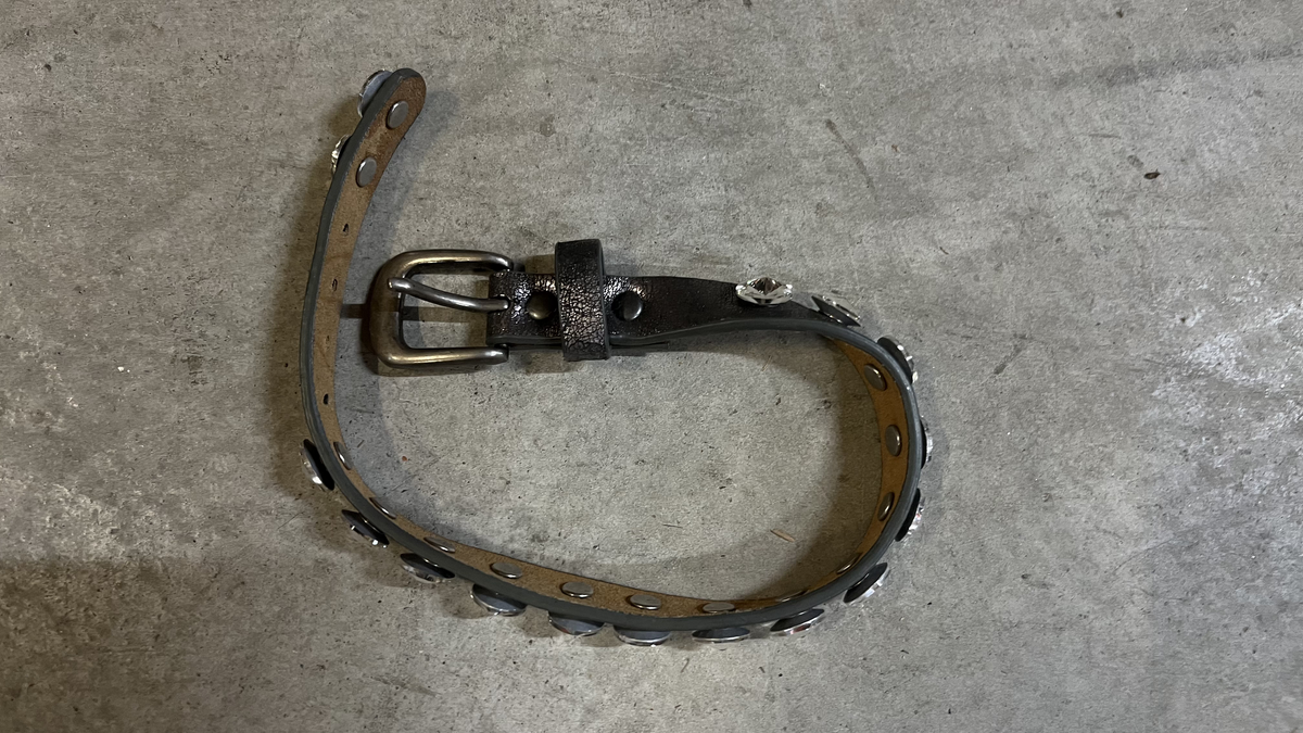 Collier noir à clous argentés