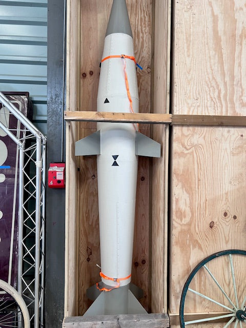 Missile de décor blanc à ailerons (H 260 cm)