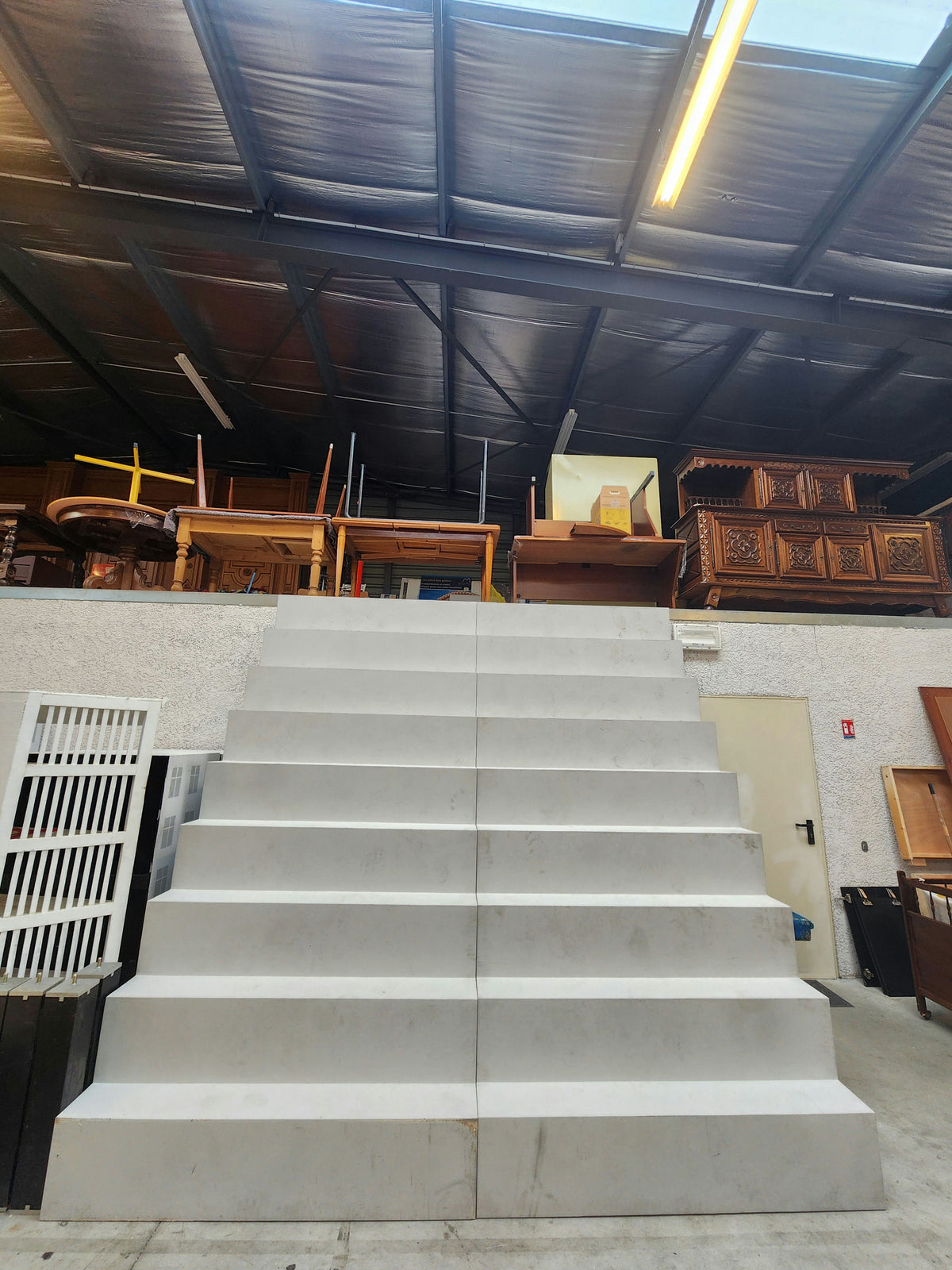 Lot d'escaliers de décor avec estrade