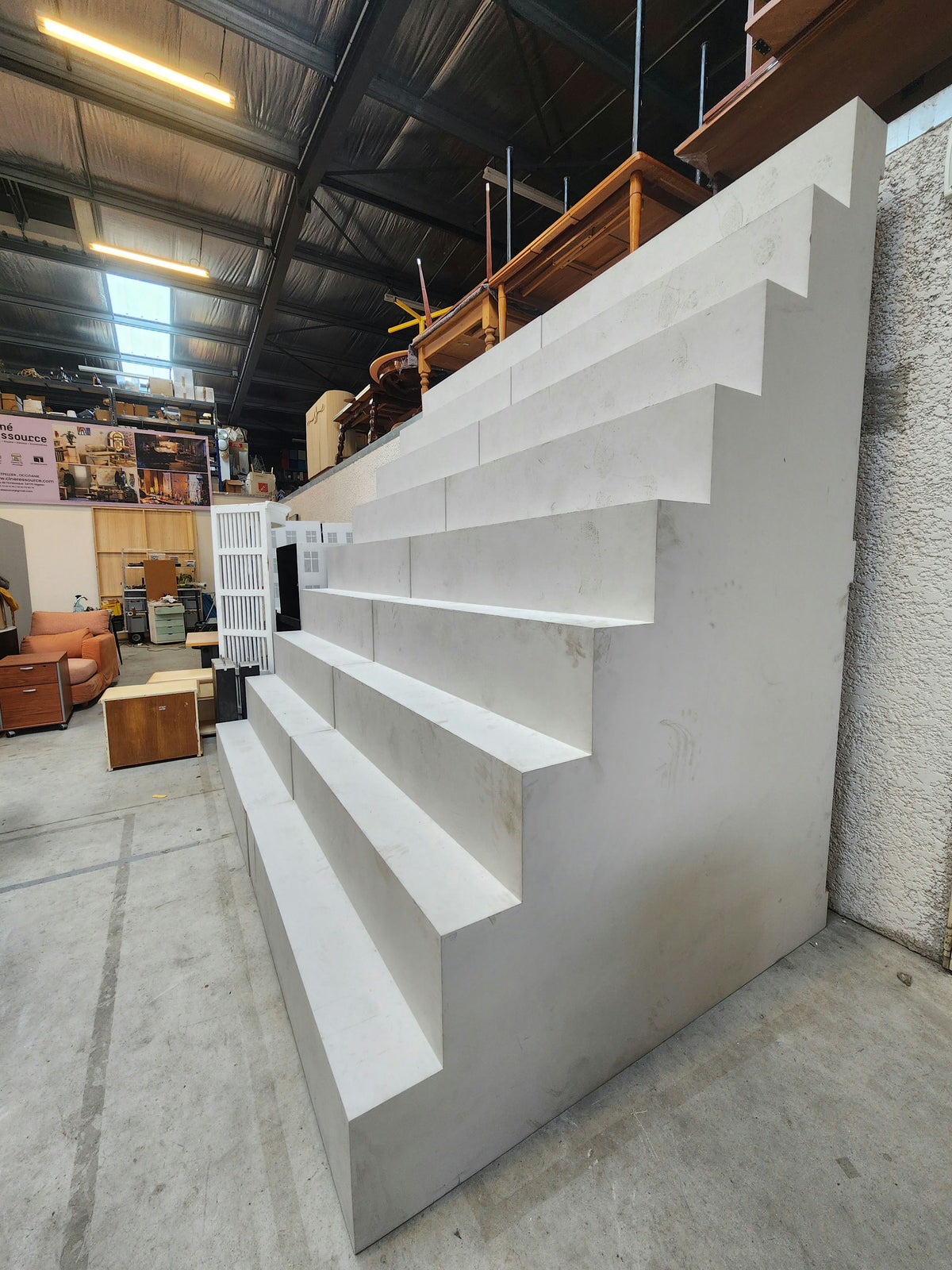 Lot d'escaliers de décor avec estrade