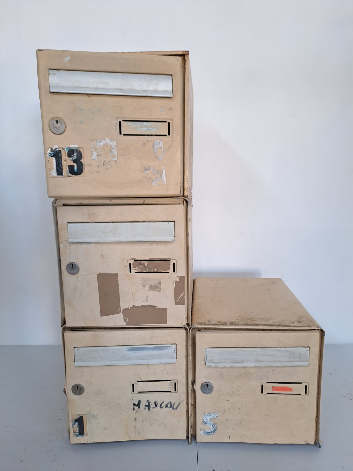 Boîte aux lettres individuelle beige en métal