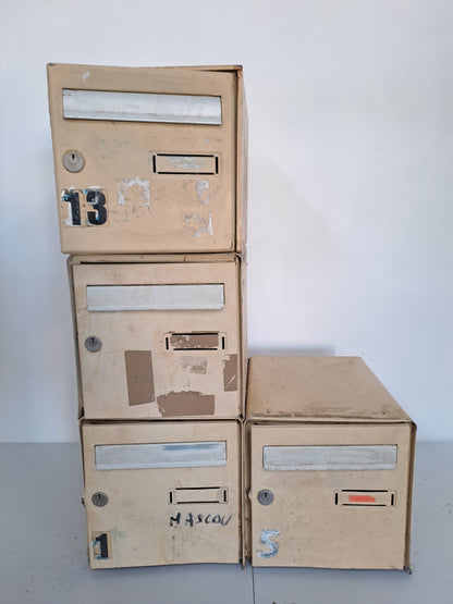 Boîte aux lettres individuelle beige en métal