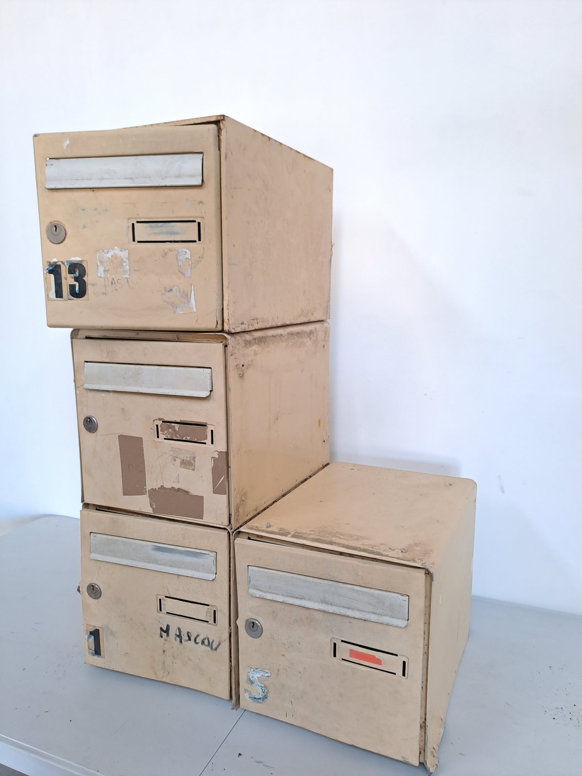Boîte aux lettres individuelle beige en métal