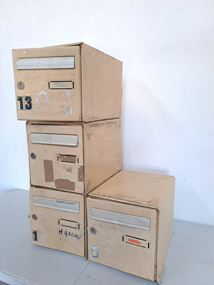 Boîte aux lettres individuelle beige en métal