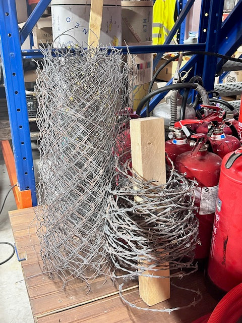 Lot de rouleaux de grillage et de fil de fer barbelé