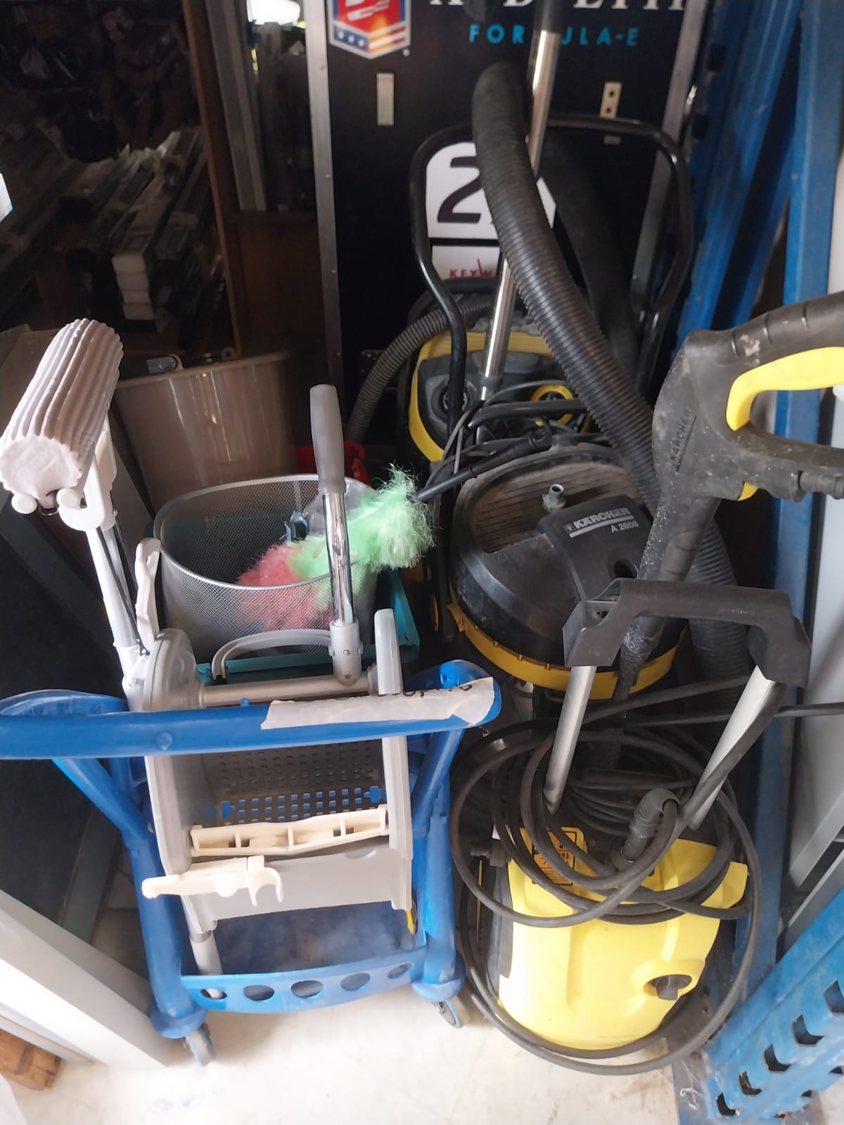 Chariot de ménage avec aspirateur et accessoires